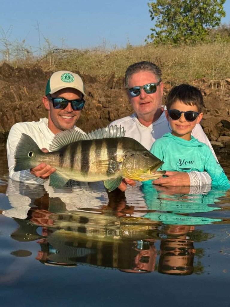 Pesca esportiva do tucunaré na selva peruana