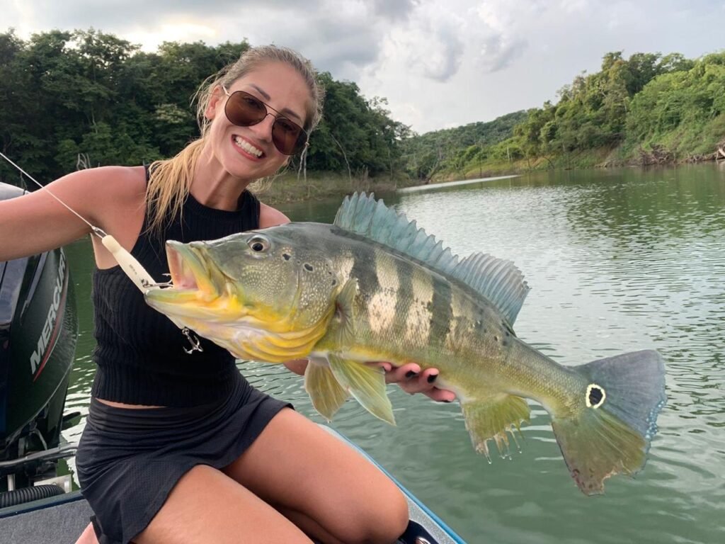 Pesca esportiva do tucunaré na selva peruana